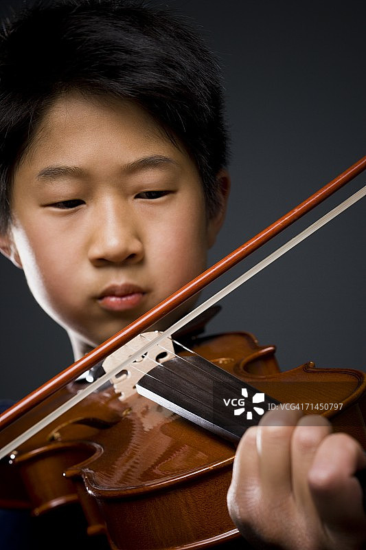 男孩拉小提琴特写图片素材