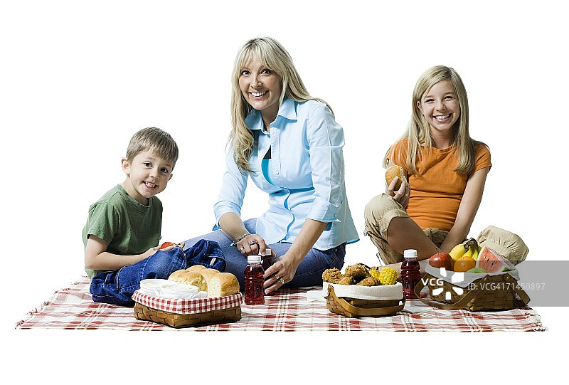 母亲和两个孩子野餐的肖像图片素材