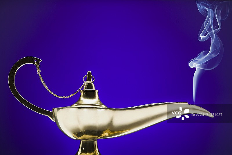 一盏发出烟雾的魔法灯特写图片素材