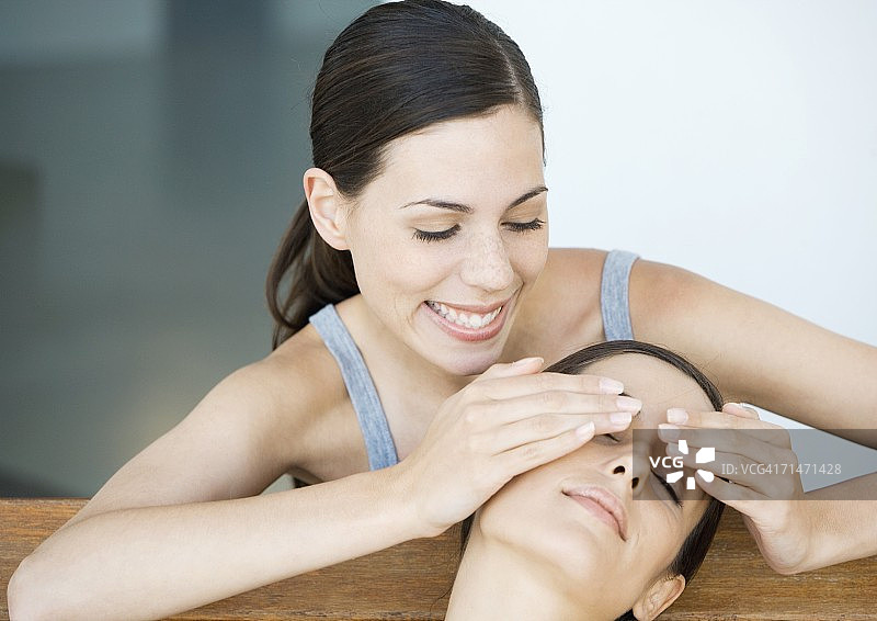 年轻女人从背后捂住朋友的眼睛图片素材