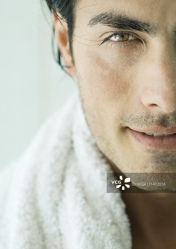 脖子上搭着毛巾的男人特写图片素材
