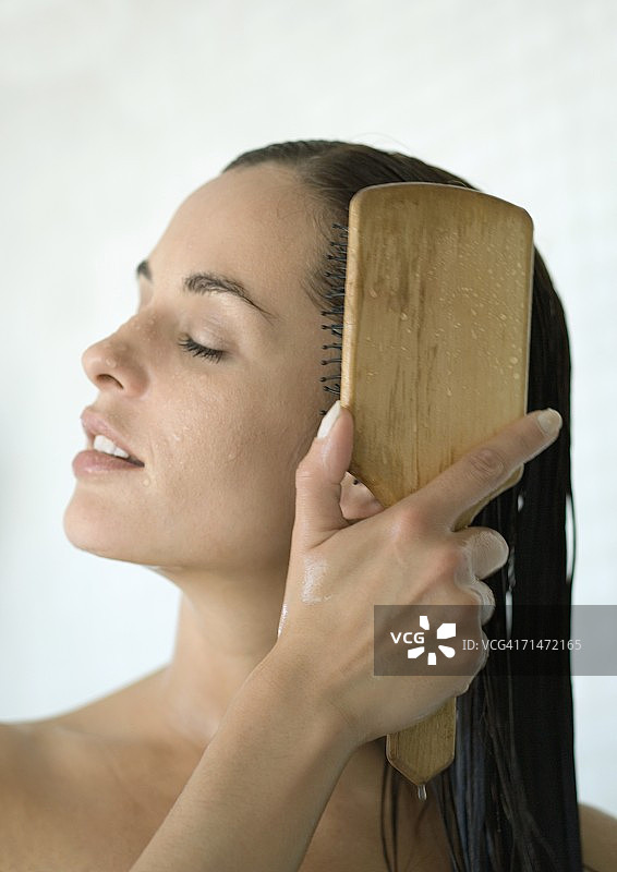 闭着眼睛梳理湿发的女人图片素材