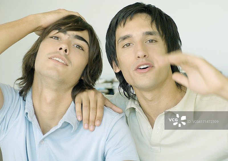 两位年轻男人情绪激动图片素材