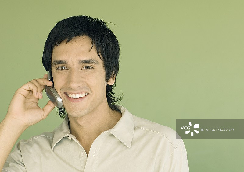 使用手机的年轻男人图片素材