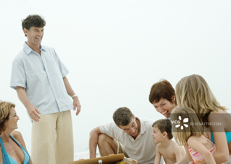 沙滩上的人群。图片素材