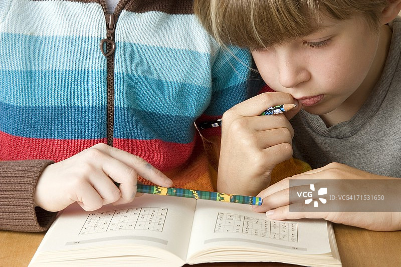 男孩在书中阅读图片素材