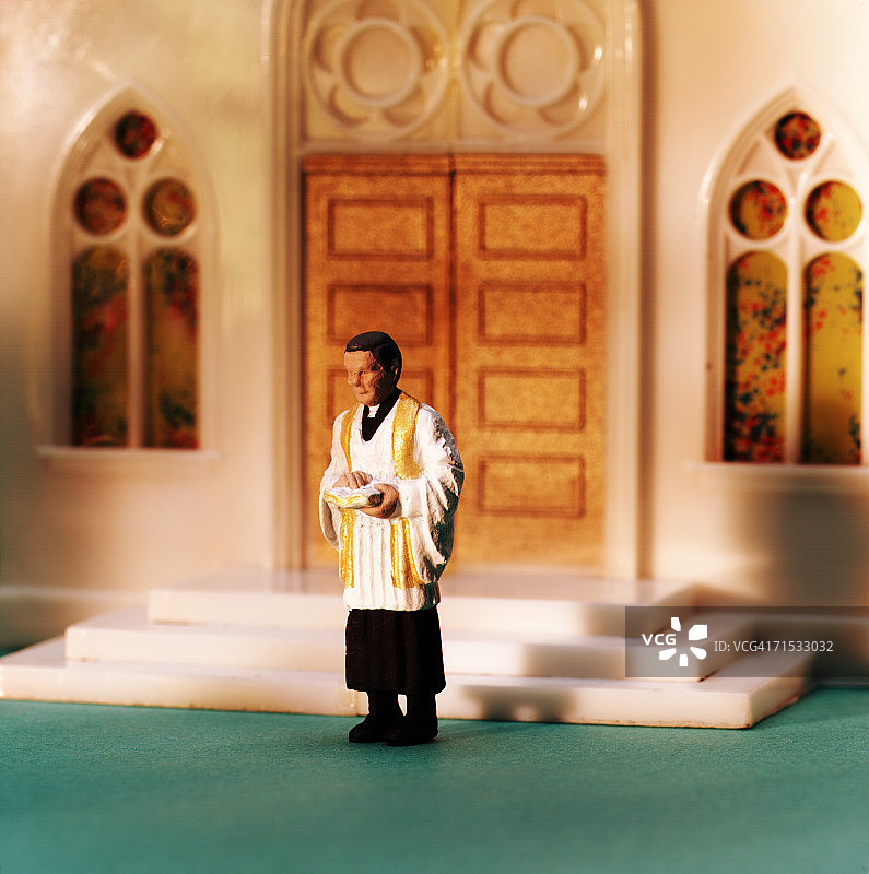 站在教堂前的牧师图片素材