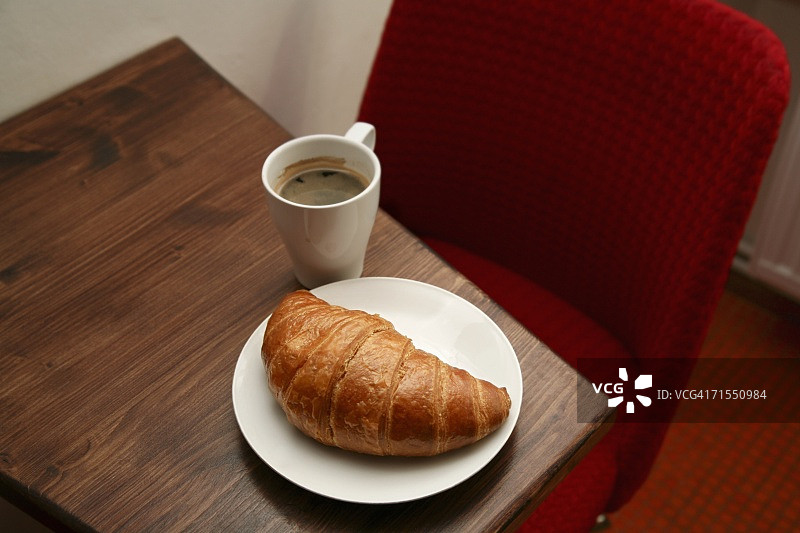 咖啡杯和羊角面包图片素材