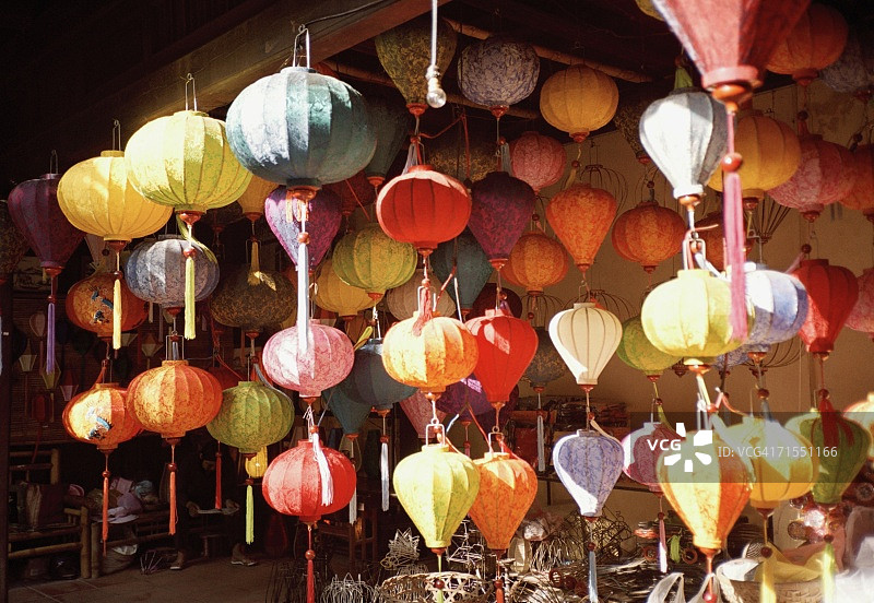 市场摊位上悬挂的彩色纸灯笼图片素材