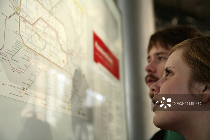 两个年轻人在德国柏林看地铁地图图片素材