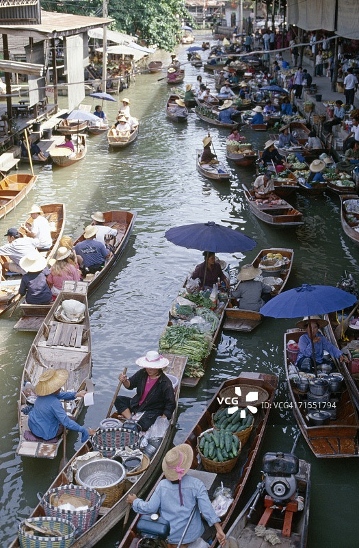 泰国曼谷附近水上市场的摊贩图片素材