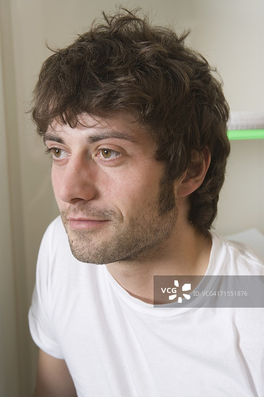 看向远方的年轻男人图片素材