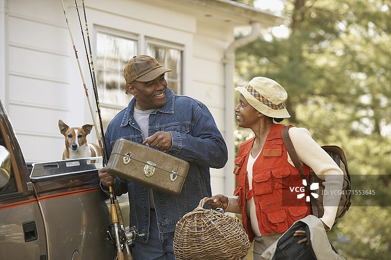 中年非裔美国夫妇携带渔具图片素材