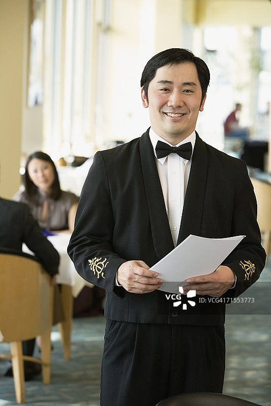 高档餐厅里的亚洲男服务员图片素材