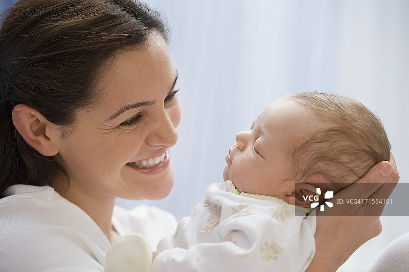 年轻的妈妈和新生婴儿图片素材