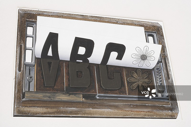 印版上的纸张，印有字母“ABC”和花朵图案图片素材