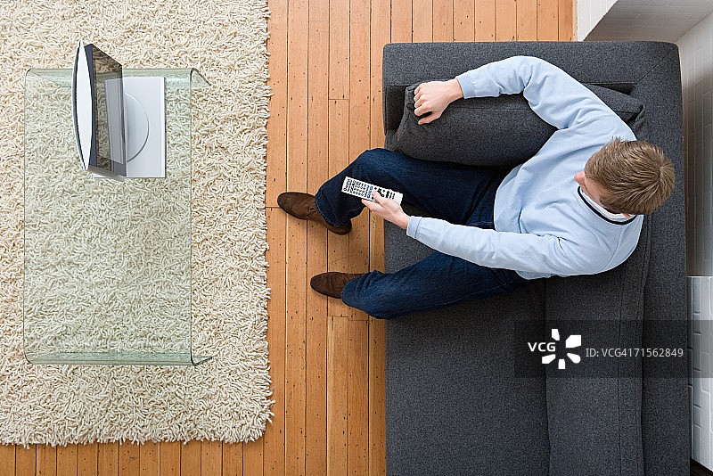 男人在看电视图片素材