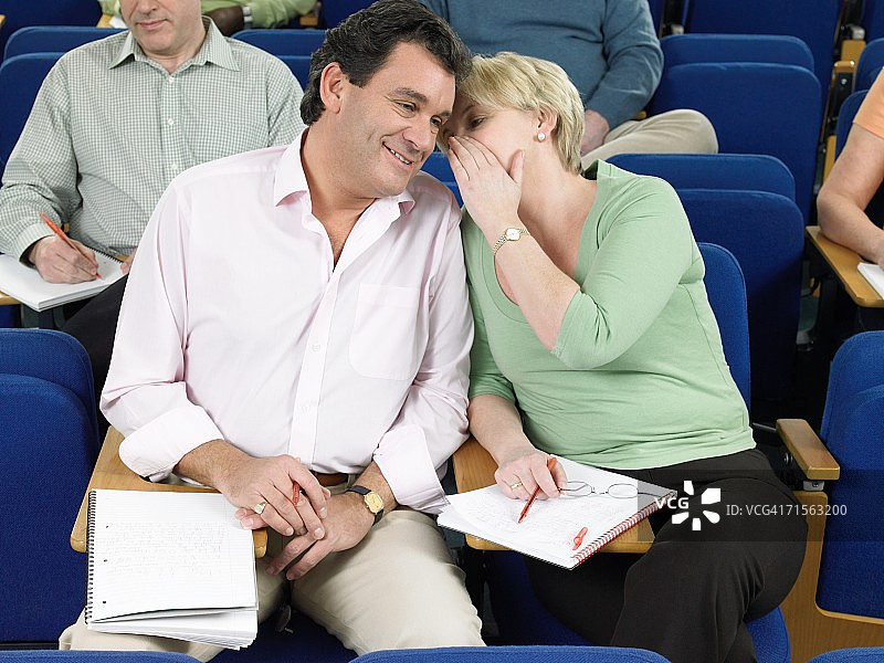 老年学生窃窃私语图片素材