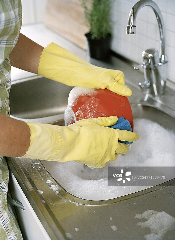 洗碗的男人图片素材