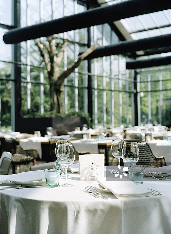 餐厅里的餐桌图片素材