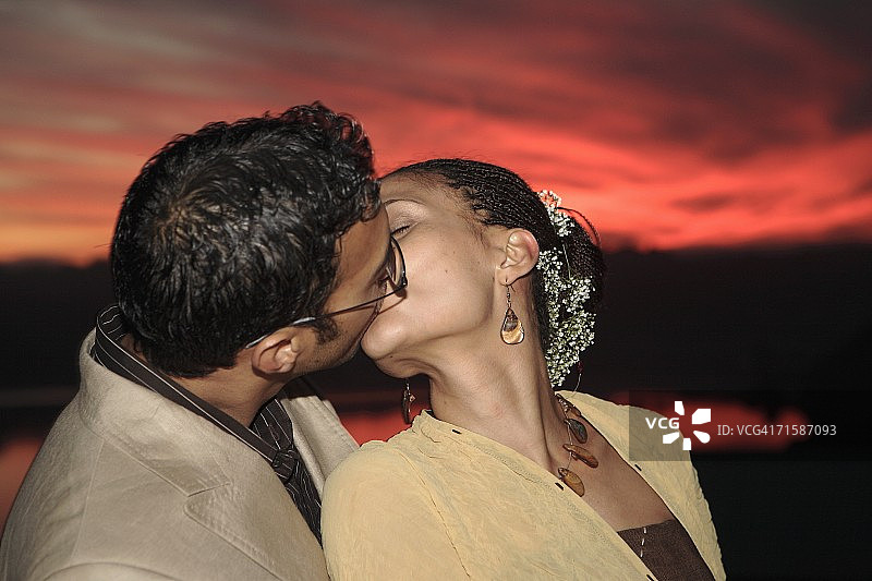 新婚夫妇亲吻图片素材