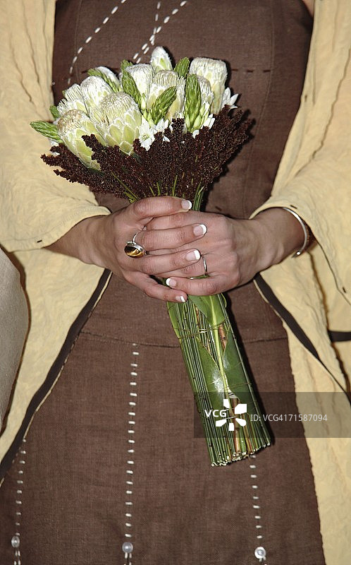 手捧鲜花的新娘图片素材