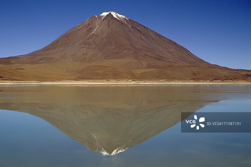 白雪皑皑的利坎卡布尔火山及其倒影景色图片素材