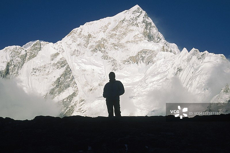 徒步者观赏珠穆朗玛峰努子峰雪景轮廓图片素材