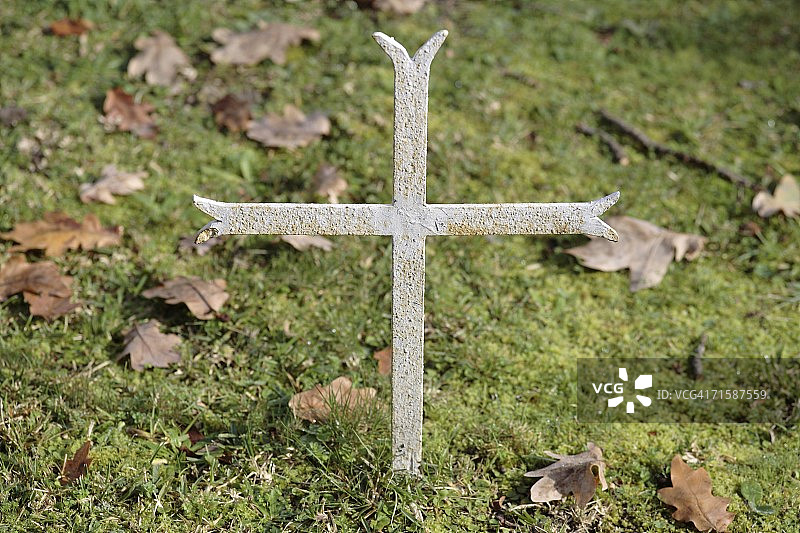 教堂墓地的十字架墓碑图片素材