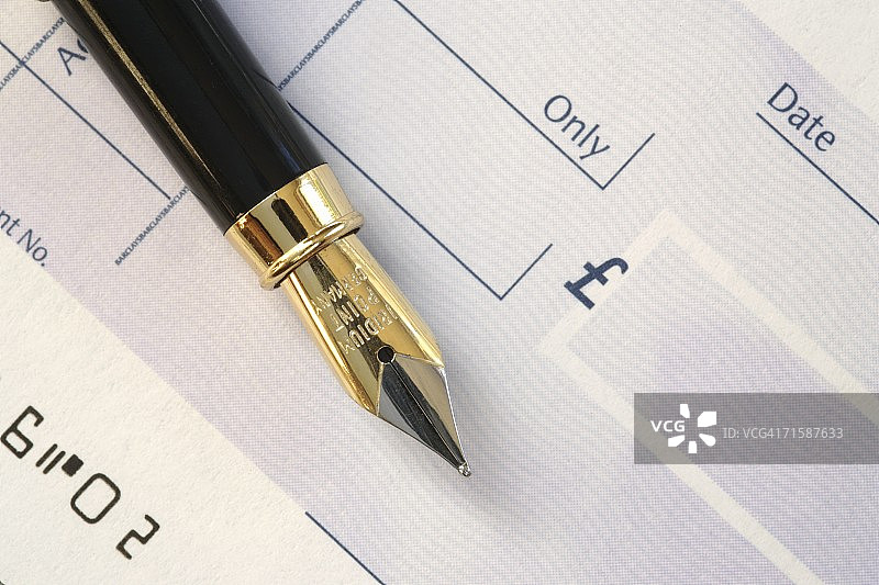 支票簿上的钢笔图片素材