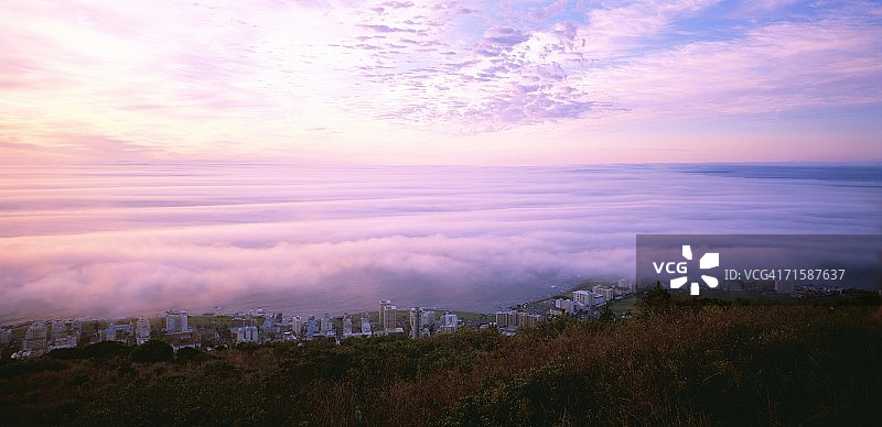 薄雾弥漫的海岸建筑图片素材