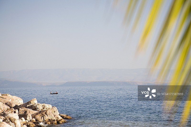 赞比亚当地渔民乘坐木板船图片素材