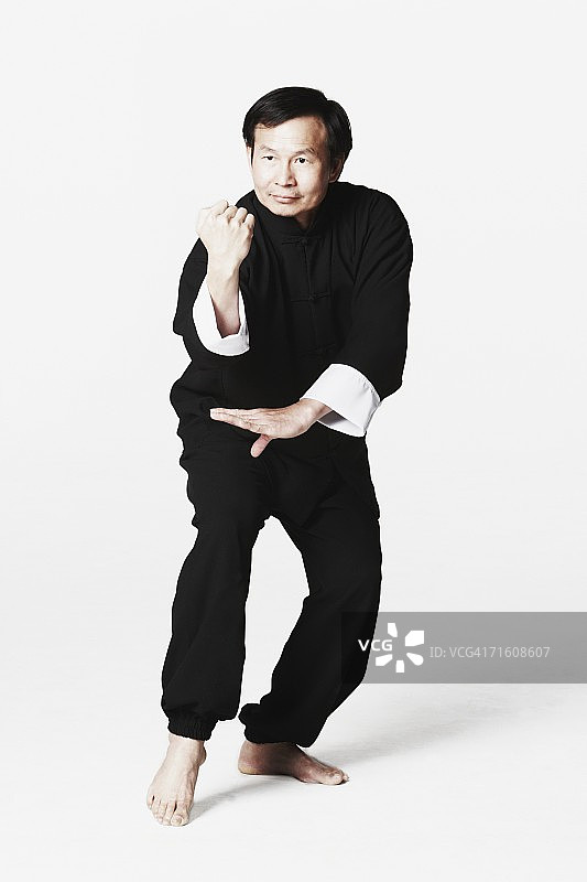 中年男人练习武术图片素材