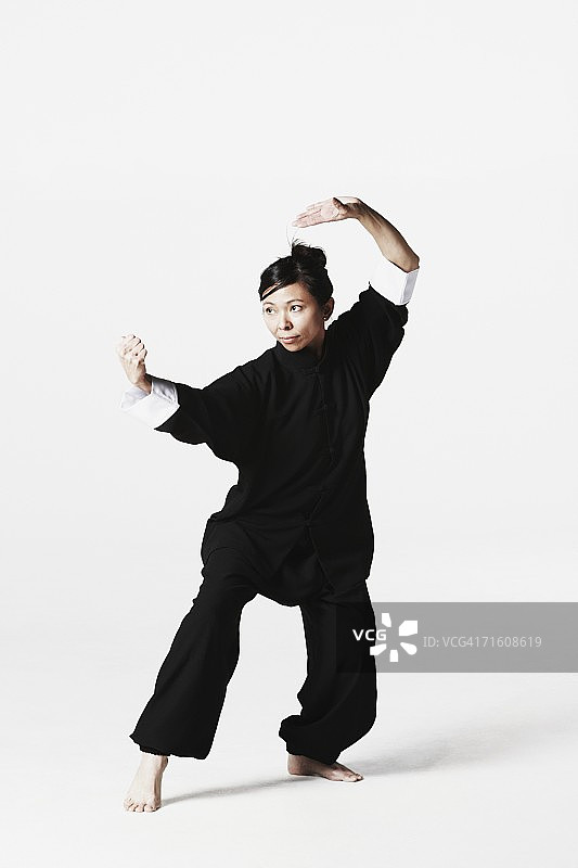 年轻女子练习武术图片素材