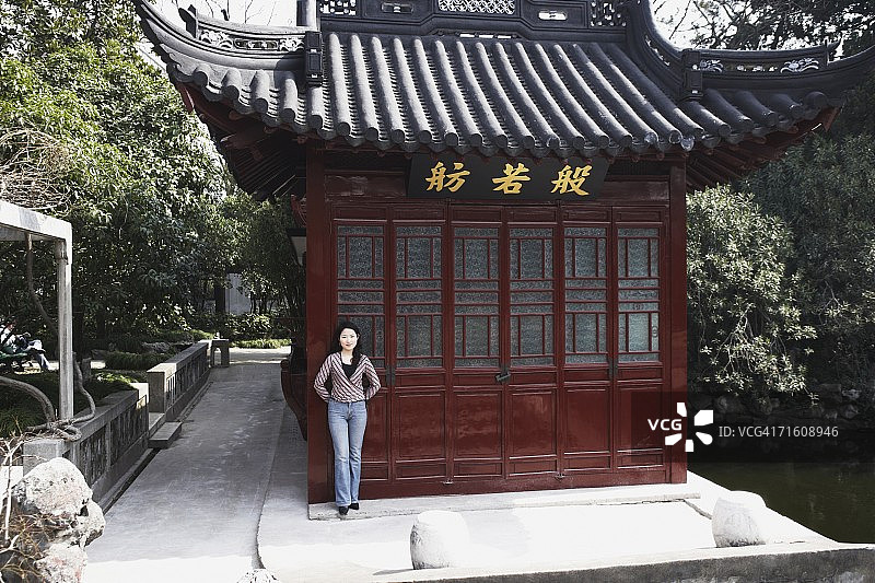 一个微笑的年轻女子的肖像图片素材