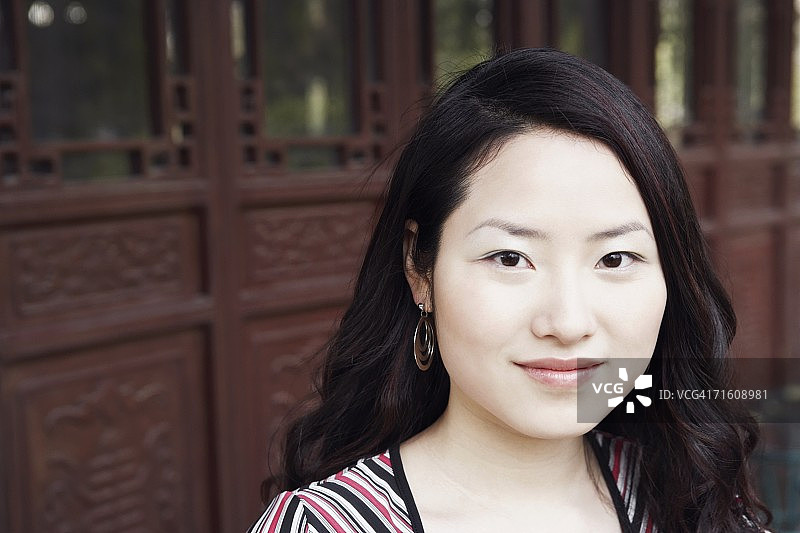 一个微笑的年轻女子的肖像图片素材