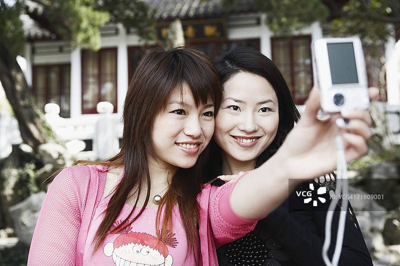 两个年轻女人自拍特写图片素材