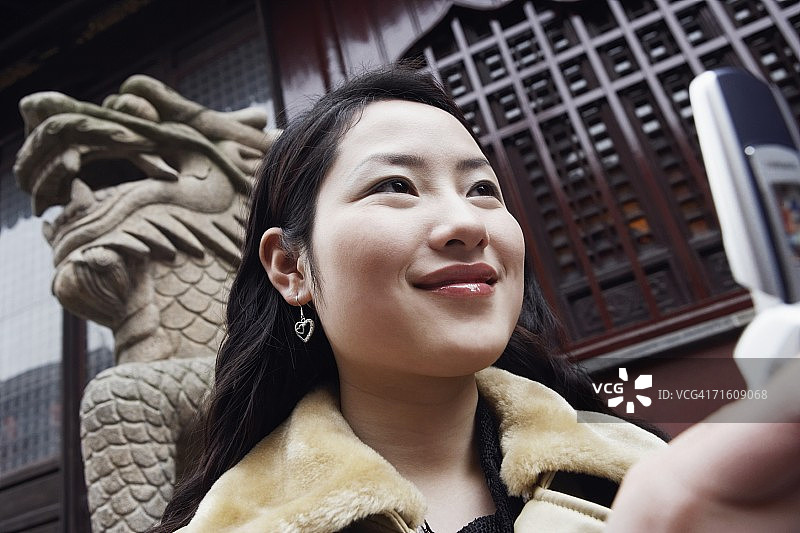年轻女子手持手机特写图片素材