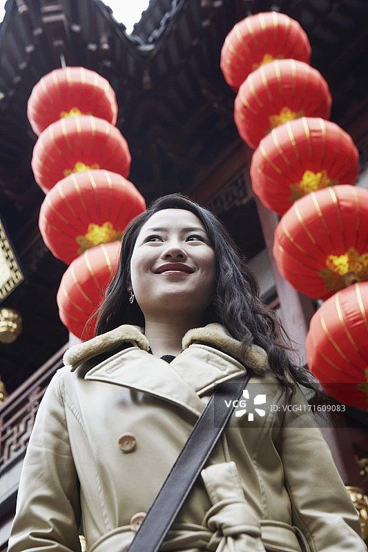 年轻女人站在中国灯笼前特写图片素材