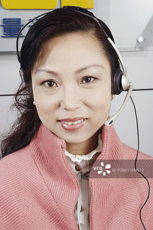 中年妇女佩戴耳机人像图片素材