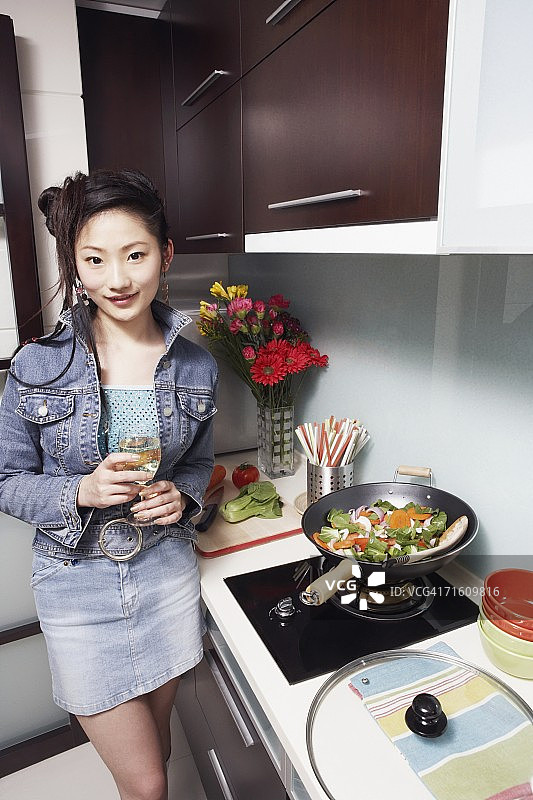 手持酒杯的年轻女人肖像图片素材