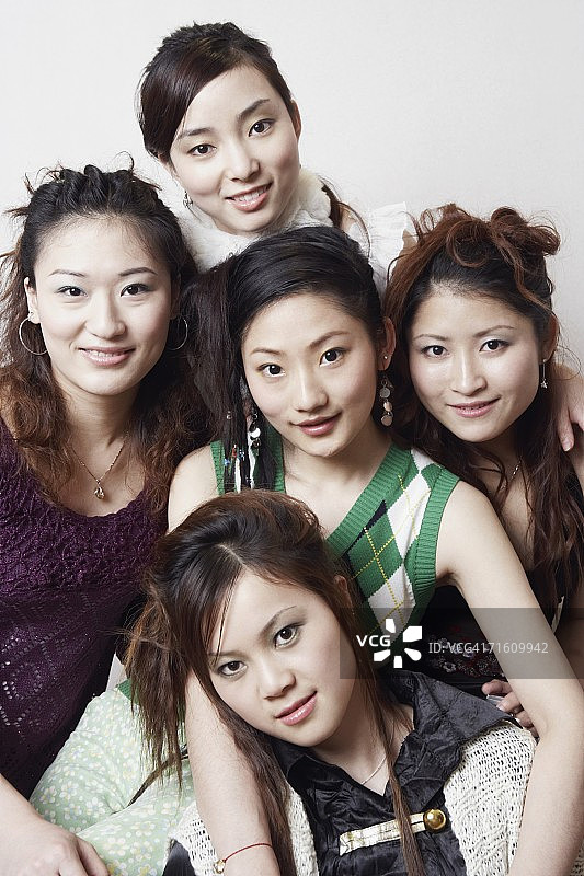 三个年轻女人和一个少女的肖像图片素材