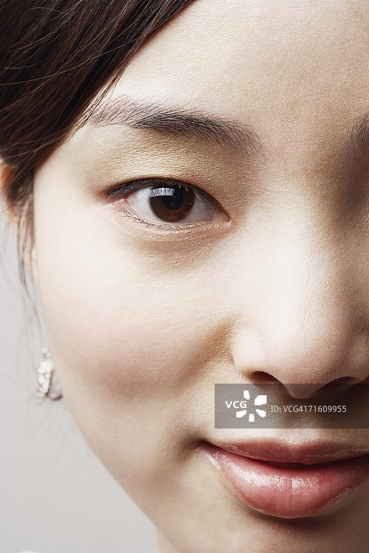 一个年轻女子的肖像图片素材