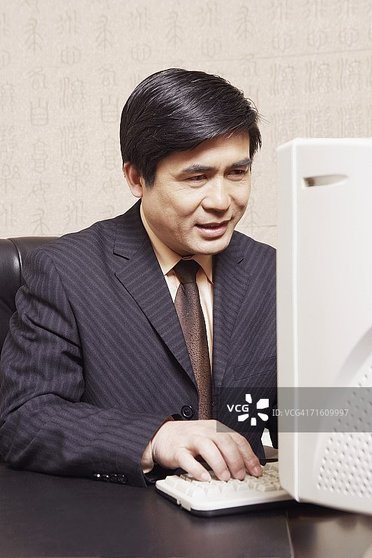 在办公室用电脑工作的商人特写图片素材