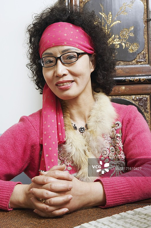 一个微笑的成熟女人的肖像图片素材