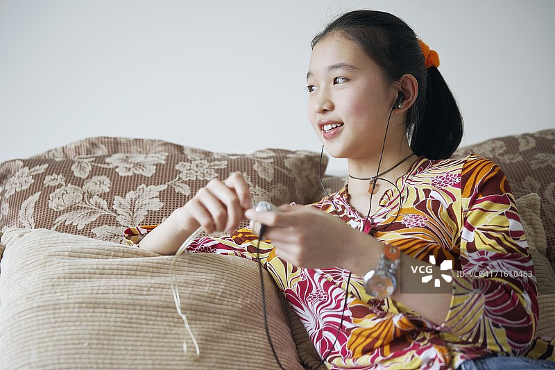 特写：正在听音乐的年轻女人图片素材