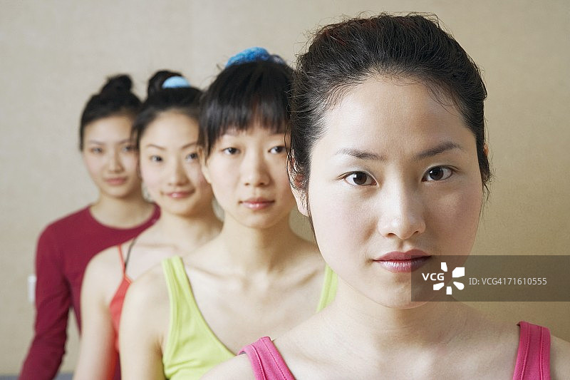一排四名年轻女人的肖像照图片素材