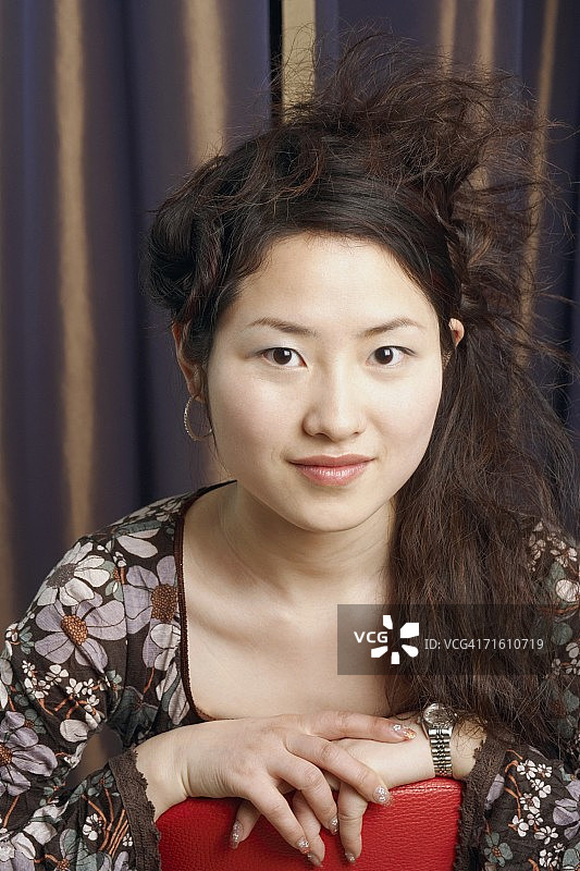 坐在椅子上微笑的少女肖像图片素材