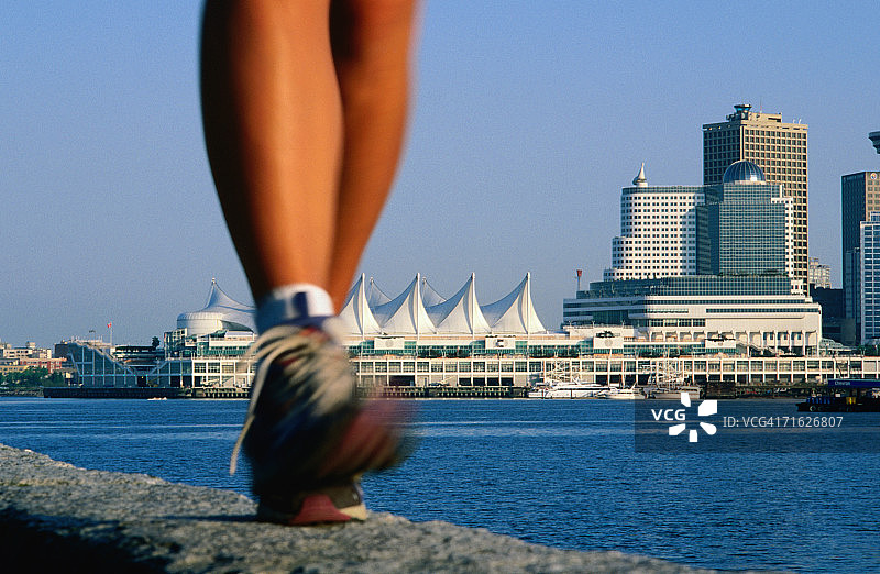 加拿大温哥华海港旁的跑步者图片素材