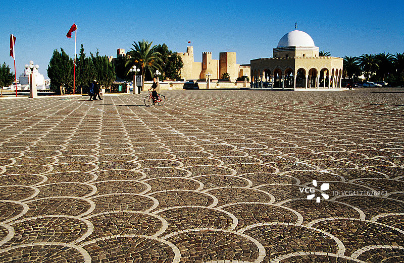 突尼斯莫纳斯提尔布尔吉巴家族陵墓外的广场图片素材